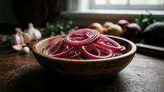 Ako správne opiecť sladkú cibuľu: jednoduché spôsoby, ako jedlu dodať ľahkú karamelovú chuť