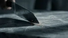 Prečo nože rýchlejšie otupia pri krájaní paradajok ako pri krájaní mäsa: Chémia kyselín vo vašej kuchyni