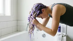 Tónovanie vs. permanentná farba: jednoduchý rozdiel, ktorý vám ušetrí vlasy aj peniaze