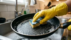 Ako vyčistiť teflónovú panvicu bez poškodenia povrchu: 7 šetrných postupov